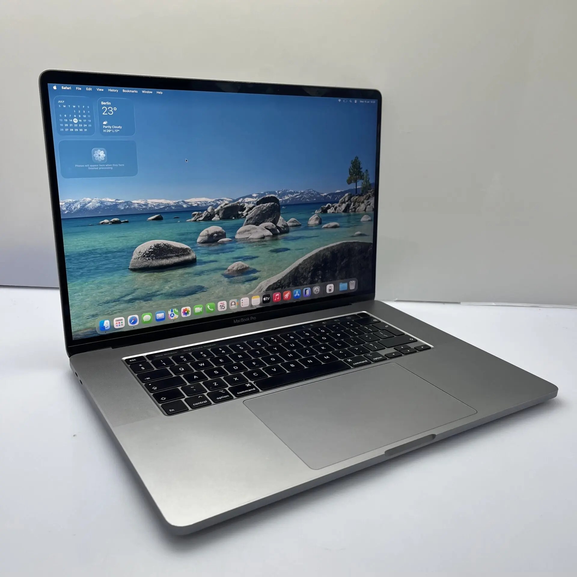 Macbook pro 2018 15inch view 2
