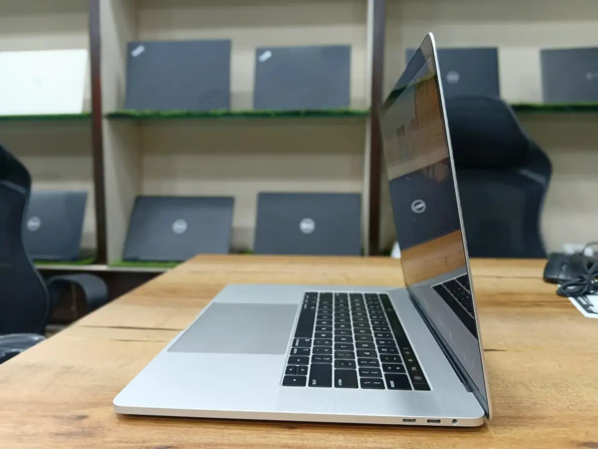 Macbook pro 2018 15inch view 4